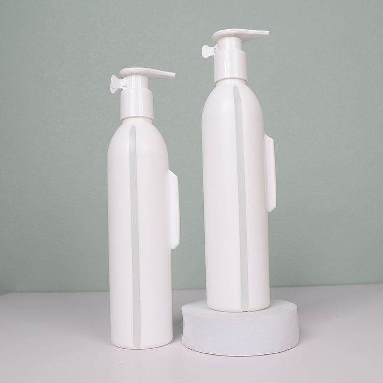 "升級(jí)體驗(yàn)：嘗試我們的酒店懸掛式洗發(fā)水瓶子，享受前所未有的便利！"